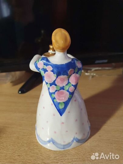 Статуэтка девушка с самоваром. Дулево