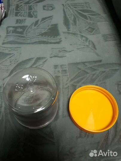 Пластиковые банки с крышкой