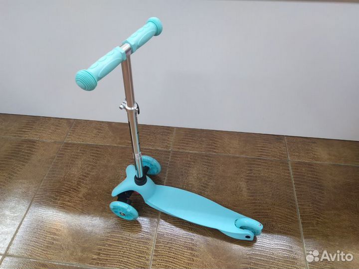 Самокат трехколесный
