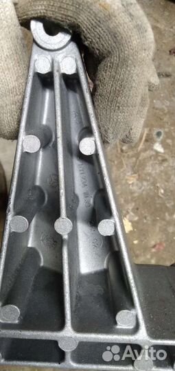 Кронштейн ролика генератора Mерsеdес-Benz Sprinter