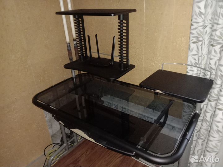 Компьютерный стол стеклянный