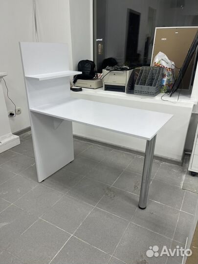 Маникюрный стол