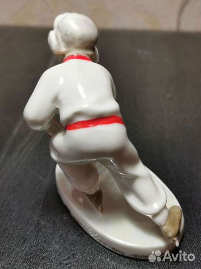 Юный хоккеист, фарфор Лзфи, оригинал