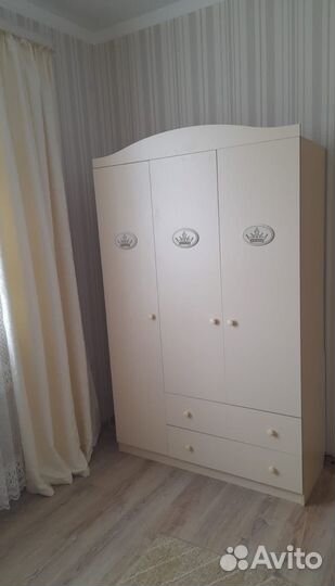 Шкаф детский трехстворчатый