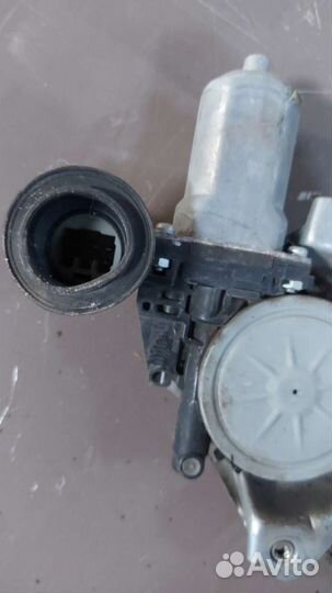 Стеклоподъёмник передний правый на Toyota Mark X