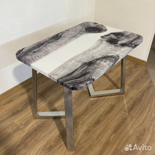 Кухонный стол 'Embarrassed Entry'