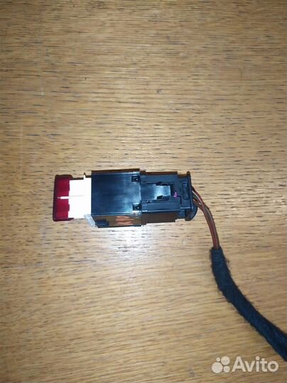 Кнопка аварийной сигнализации VW Passat B6