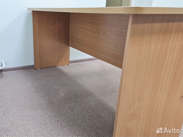 Офисный стол с островом