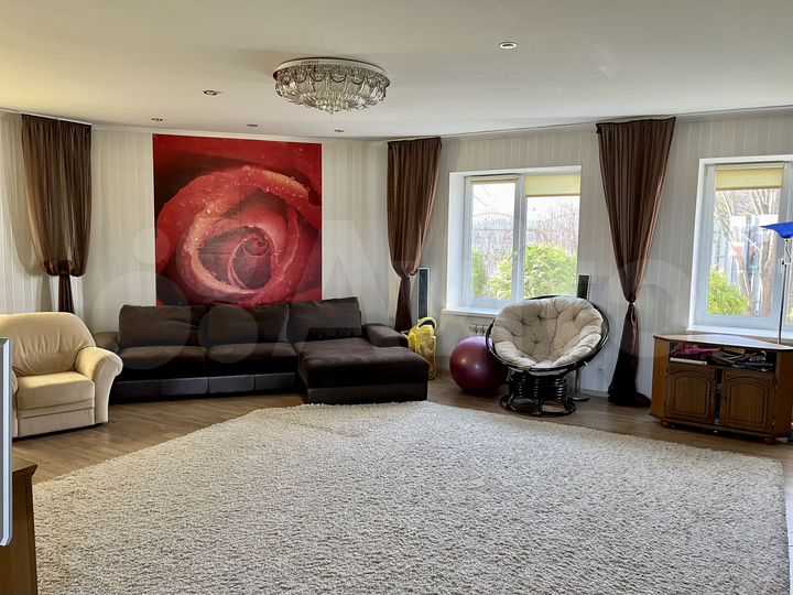 Коттедж 266 м² на участке 14 сот.