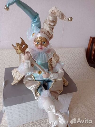 Кукла фарфоровая заводная музыкальный Арлекино