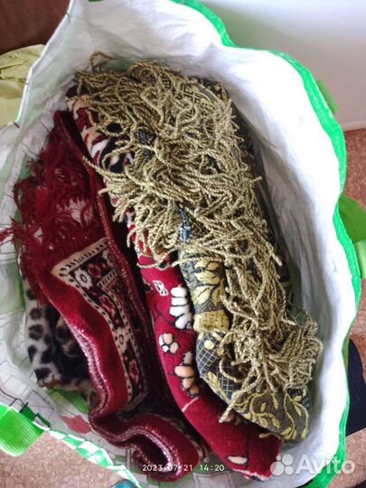 Тазы, вещи, пледы, горшки