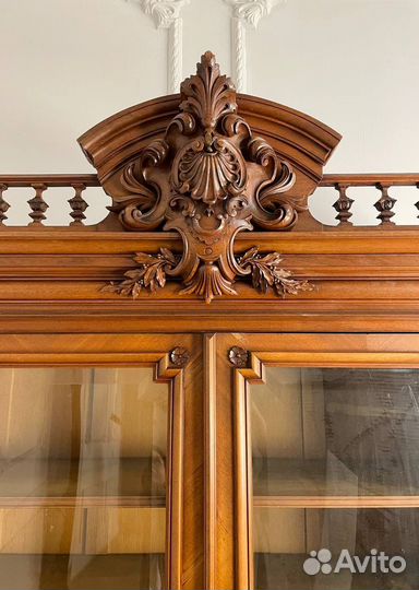 Антикварный книжный шкаф