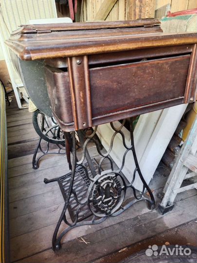 Швейная машинка Зингер ножная