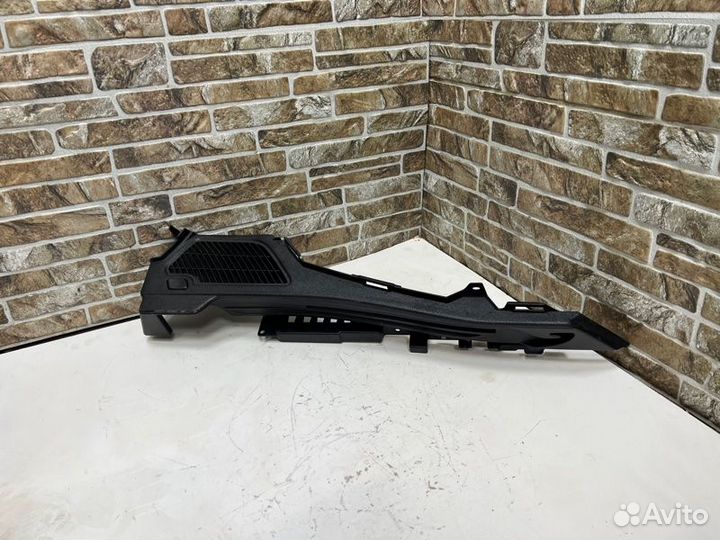 Направляющая шторки багажника задняя правая Bmw X5