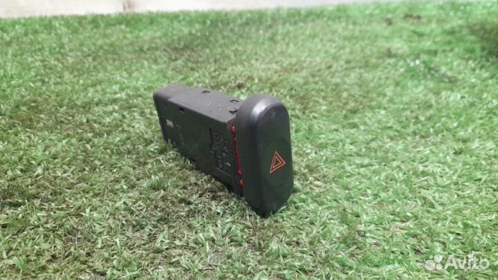 Кнопка аварийной сигнализации Mitsubishi Pajero