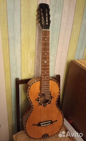 Старинная гитара, классическая