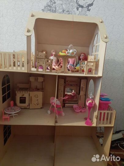 Домик кукольный с мебелью и куклами