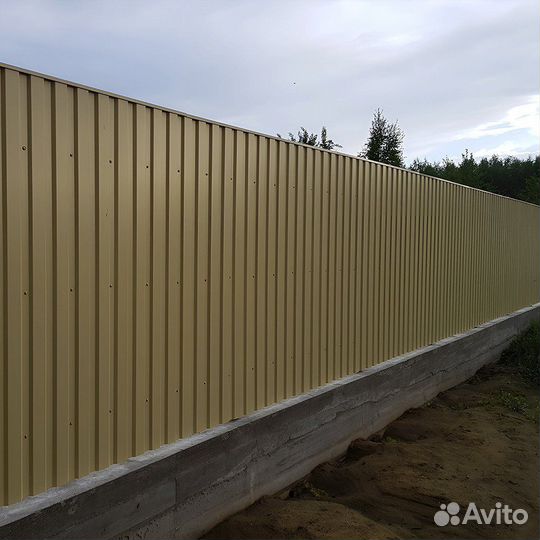 Забор из профлиста на ленточном фундаменте Торопец