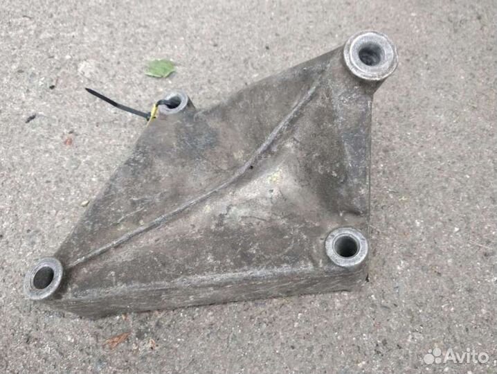 Кронштейн кпп Renault Scenic 1 7700832251