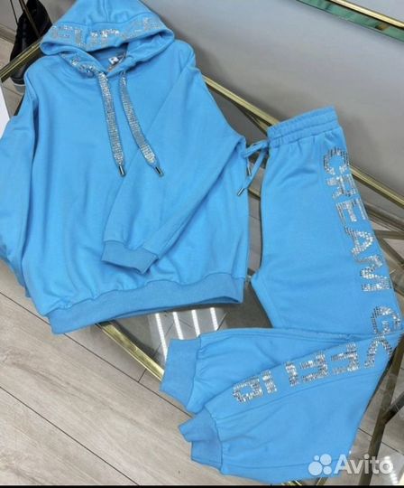 Спортивный женский костюм