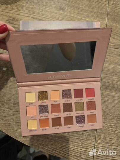 Палетка теней huda beauty