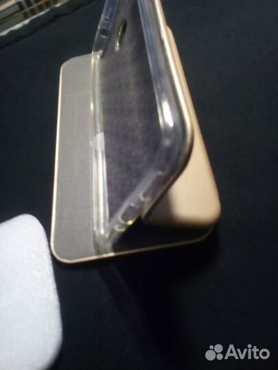 Чехлы-книжки для смартфонов золотистые