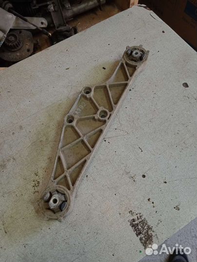 Кронштейн редуктора audi a8 d2 ауди а8 д2 akg 4,2