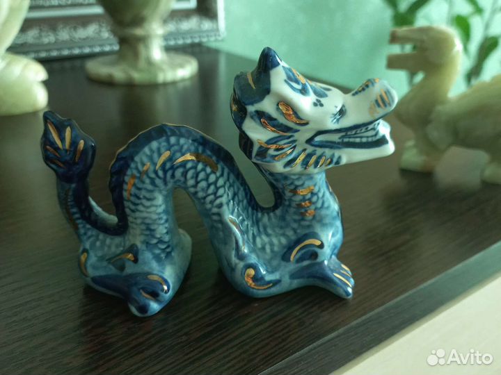 Драконы фарфоровый и из оникса