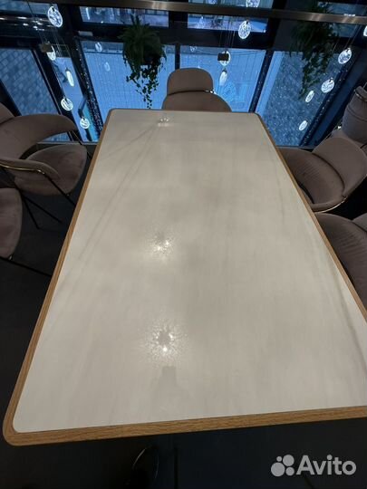 Большой обеденный стол