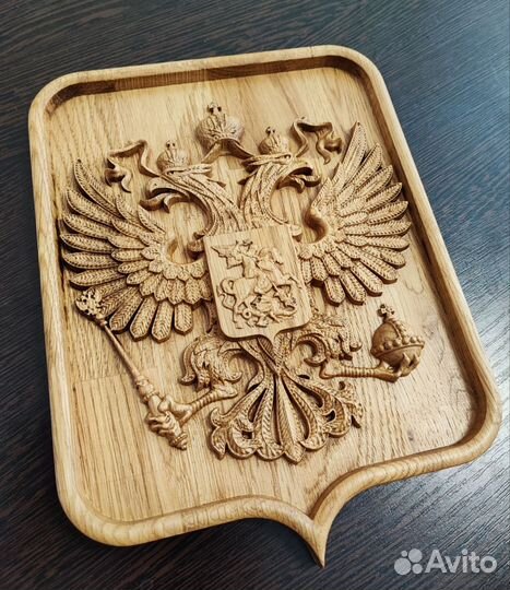Герб России из дуба
