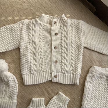 Вязаный костюм для новорожденного