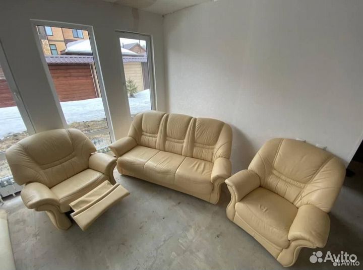 Кожаный диван и 2 кресла