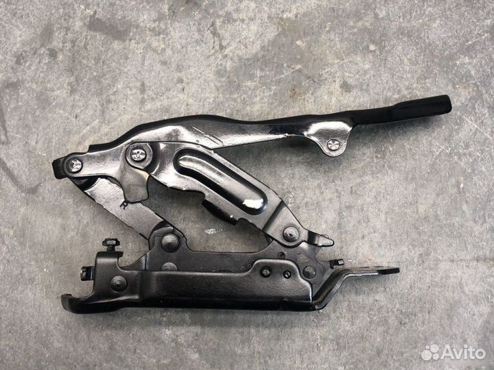 Петля правая Kia Stinger Gt