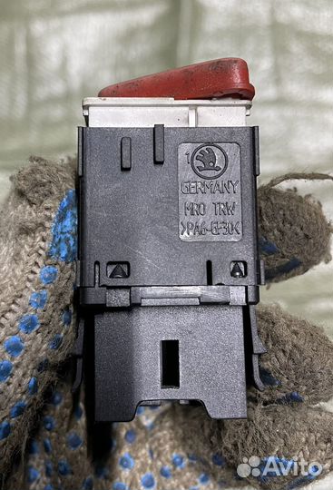 Кнопка аварийного сигнала Skoda Fabia 1.4 AUB 2001