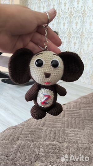 Вязанный чебурашка