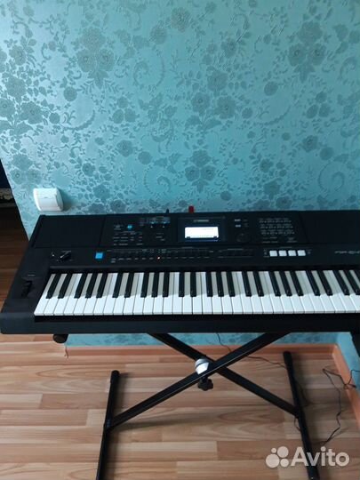 Yamaha PSR-E473 Синтезатор + стойка +микрофон BBK