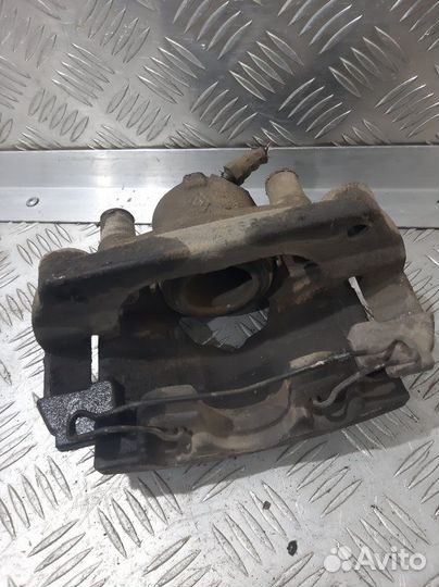 Суппорт передний правый Renault Duster HSA F4R