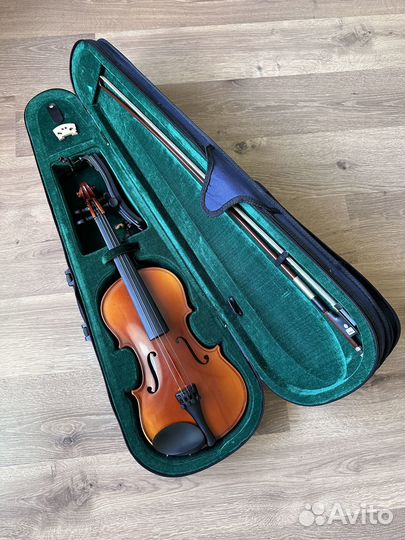 Скрипка с футляром и хрестоматией