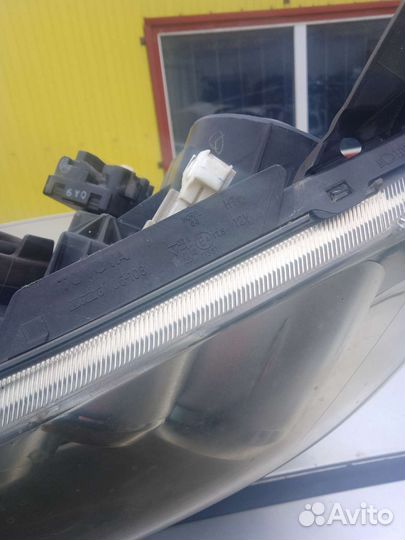 Фара Тойота Авенсис т250 рестайлинг оригинал