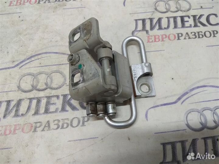 Петля двери передней правой верхняя VW Jetta 2005