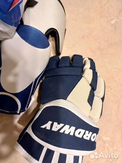 Хоккейная форма новая, клюшка правая, коньки 44