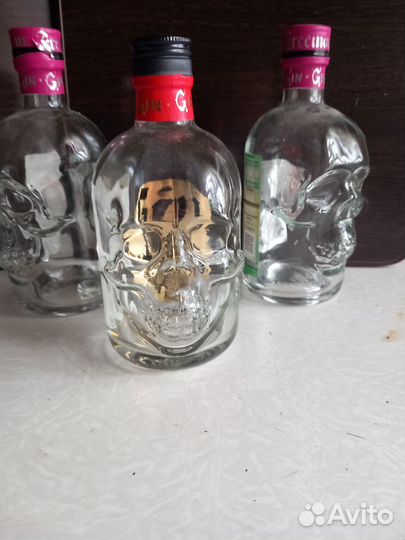Бутылка стеклянная 0.5л. В виде черепа