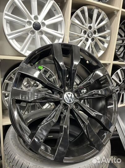 Volkswagen touareg r21 5*112 черный глянец