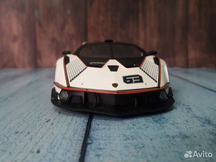 Модель коллекционная Lamborghini Essenza 1/24