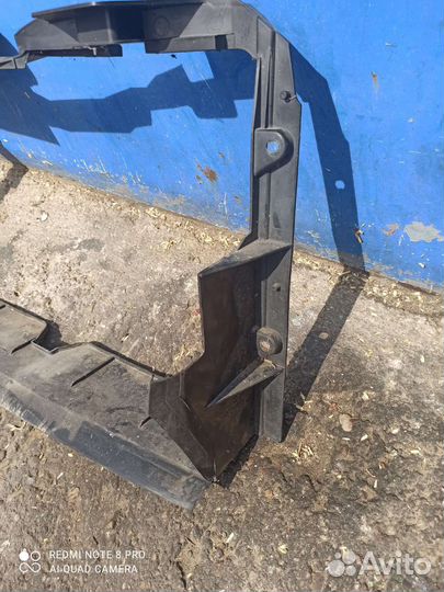 Пассат В5 Направляющая потока воздуха 3A0 121 283G