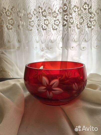 Вазы, фужеры из рубинового хрусталя и стекла