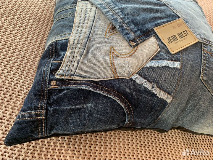 Подушка из джинсов ручной работы