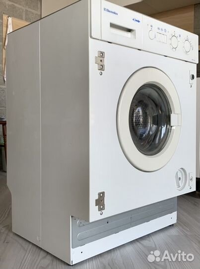 Встраиваемая стиральная машина Electrolux с сушкой