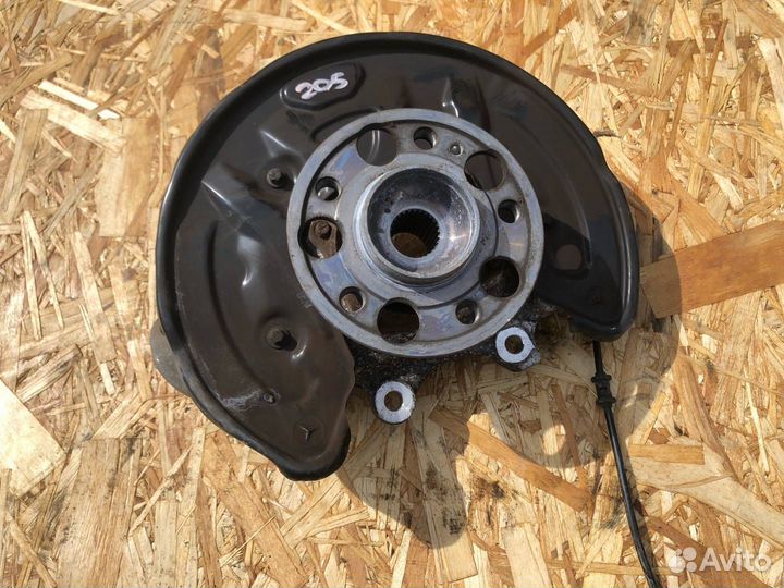 Кулак задний левый Mercedes-Benz C-Класс