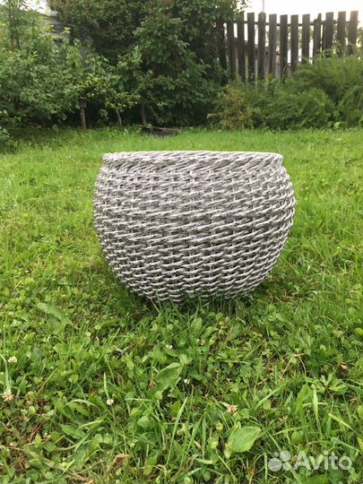 Кашпо из искусственного ротанга